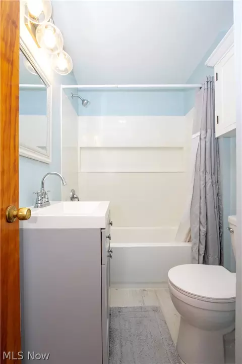 Bath - 255 Wolf Ave, Wadsworth, OH 44281 photo 1 of 3