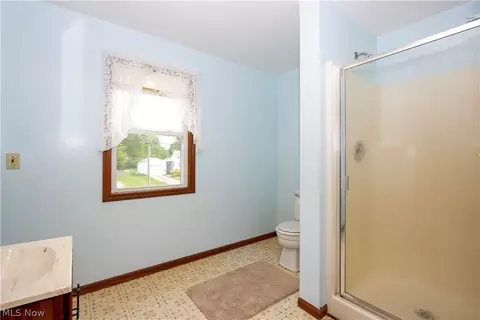 Bath - 255 Wolf Ave, Wadsworth, OH 44281 photo 3 of 3