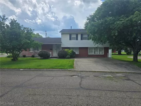 206 E 5th St, Williamstown, WV 26187