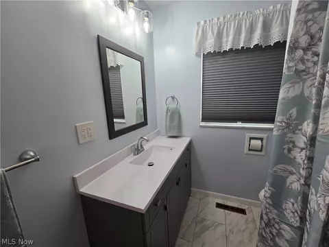 Bath - 206 E 5th St, Williamstown, WV 26187 photo 2 of 4