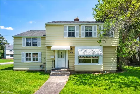 2313 N Taylor Rd, Cleveland Heights, OH 44112