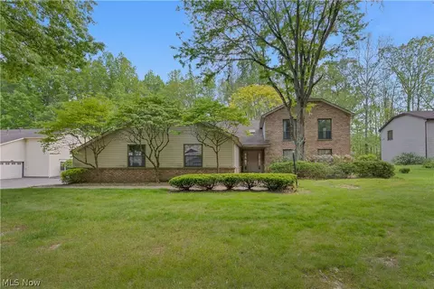 1341 Fox Run Dr, Youngstown, OH 44512