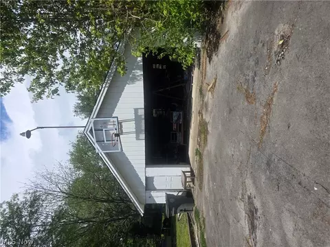 1966 Smithfield St, Youngstown, OH 44509