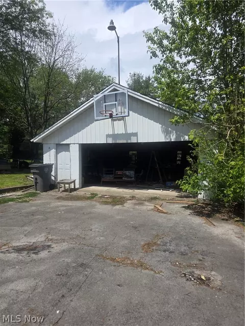 1966 Smithfield St, Youngstown, OH 44509