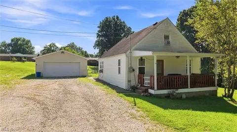 320 Island View Dr, Lubeck, WV 26101