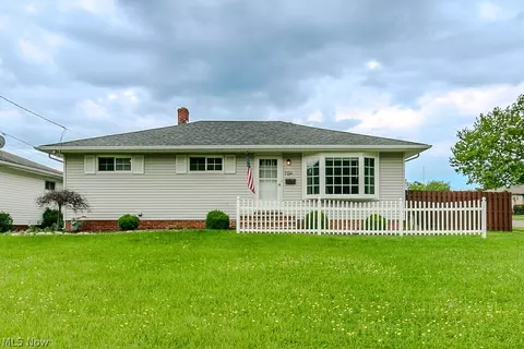 7224 Meadow Ln, Parma, OH 44134