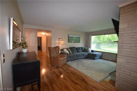 Living - 40 Gillian Ln, Youngstown, OH 44511 photo 6 of 6