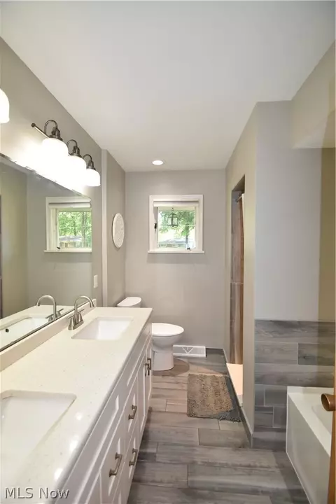 Bath - 40 Gillian Ln, Youngstown, OH 44511 photo 1 of 1