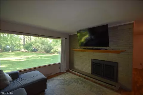 Living - 40 Gillian Ln, Youngstown, OH 44511 photo 5 of 6