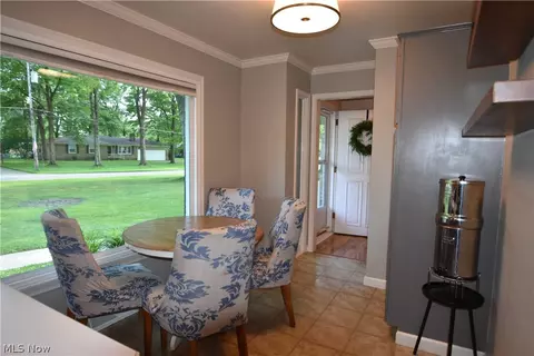 Entry Way - 40 Gillian Ln, Youngstown, OH 44511 photo 2 of 3