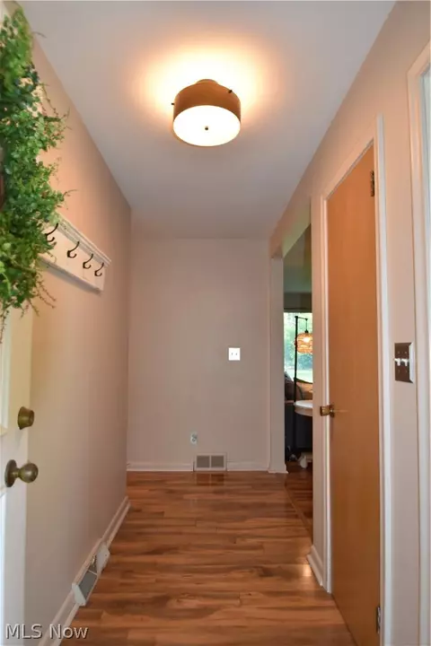 Entry Way - 40 Gillian Ln, Youngstown, OH 44511 photo 1 of 3