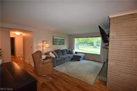 Living - 40 Gillian Ln, Youngstown, OH 44511 photo 4 of 6