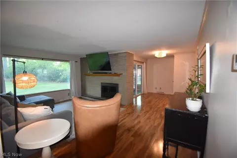 Living - 40 Gillian Ln, Youngstown, OH 44511 photo 1 of 6