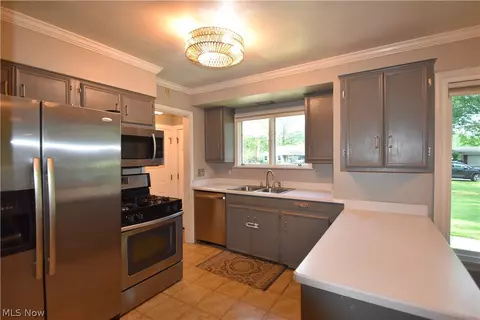 Kitchen - 40 Gillian Ln, Youngstown, OH 44511 photo 3 of 3