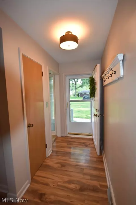 Entry Way - 40 Gillian Ln, Youngstown, OH 44511 photo 3 of 3