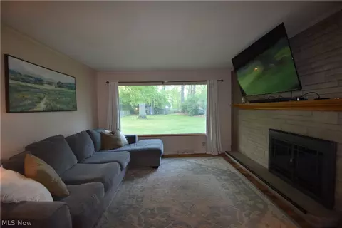 Living - 40 Gillian Ln, Youngstown, OH 44511 photo 2 of 6