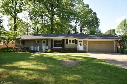 40 Gillian Ln, Youngstown, OH 44511