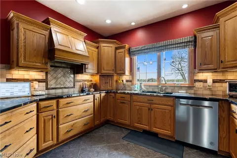 Kitchen - 4101 Cove Cir NW, Canton, OH 44708 photo 4 of 6