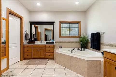 Bath - 4101 Cove Cir NW, Canton, OH 44708 photo 2 of 4