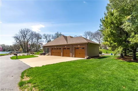 Exterior - 4101 Cove Cir NW, Canton, OH 44708 photo 5 of 9