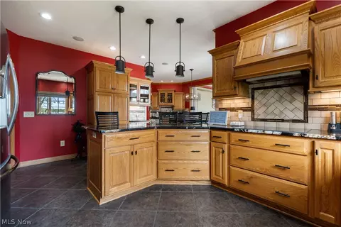 Kitchen - 4101 Cove Cir NW, Canton, OH 44708 photo 5 of 6