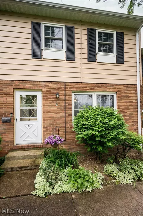 8276 Deepwood Blvd, Mentor, OH 44060