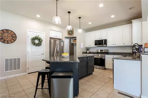 Kitchen - 6819 Shiloh St NW, Canton, OH 44708 photo 4 of 4