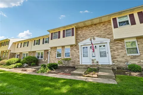 1860 Higby Dr #B, Stow, OH 44224