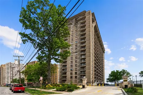 12500 Edgewater Dr #1106, Lakewood, OH 44107