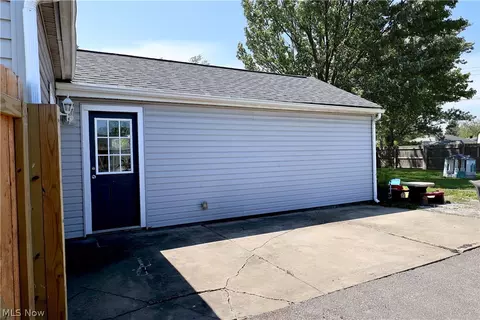 556 Keys Dr, Elyria, OH 44035 photo 2