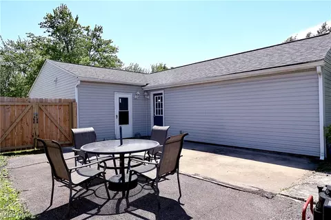 556 Keys Dr, Elyria, OH 44035 photo 3