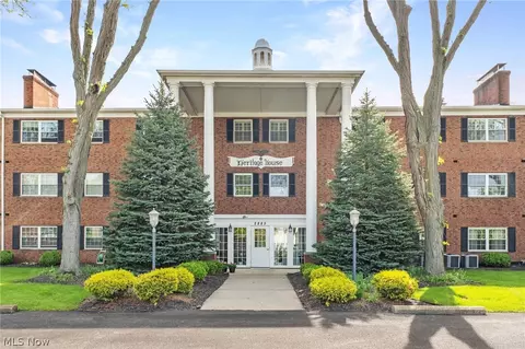 2885 Pease Dr #103, Rocky River, OH 44116