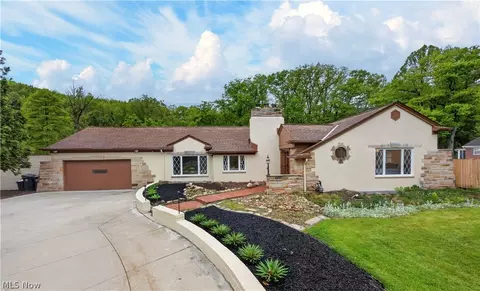 4250 Brainard Rd, Chagrin Falls, OH 44022