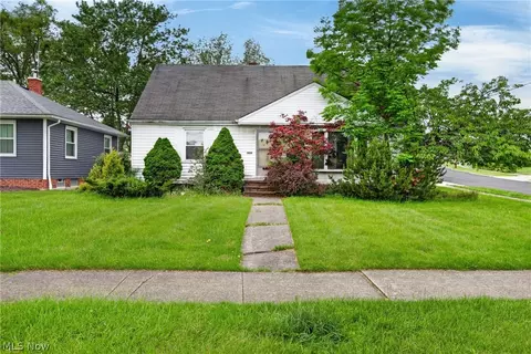 7146 W Parkview Dr, Parma, OH 44134