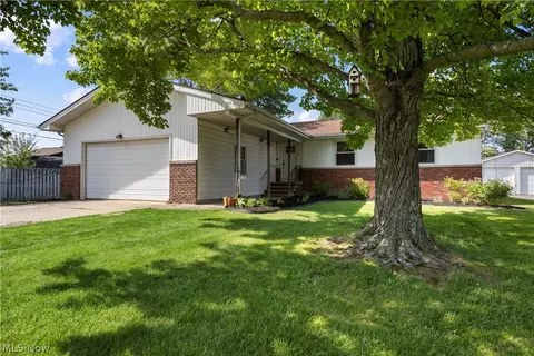 835 Columbia Dr, Amherst, OH 44001