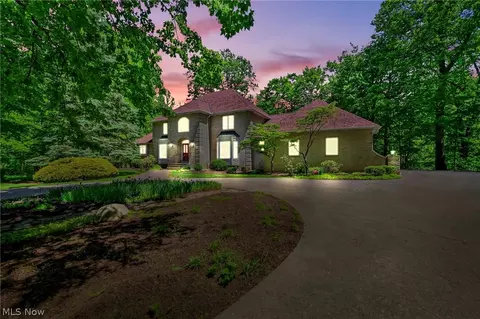 9155 Woods Way Dr, Kirtland, OH 44094