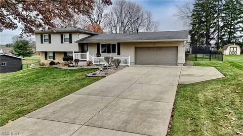 5686 Darletta St SW, Navarre, OH 44662