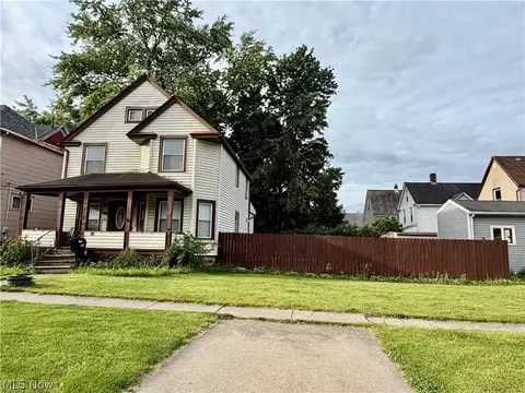 828 Broad St, Elyria, OH 44035