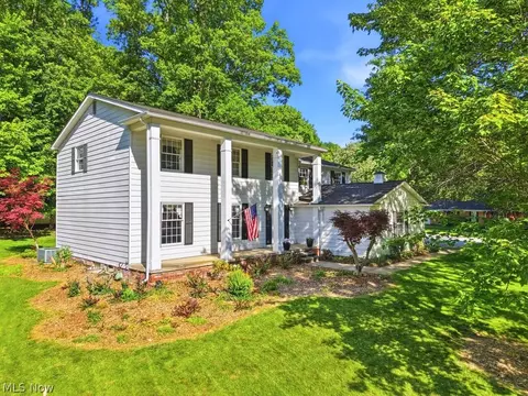 8700 Bradford Ln, Brecksville, OH 44141