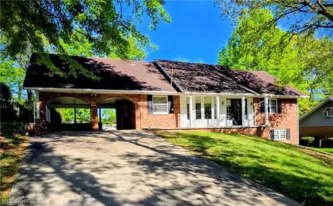 1239 Lakewood Cir, Washington, WV 26181