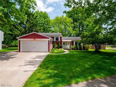 8590 Fairlane Dr, Olmsted Falls, OH 44138