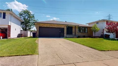 2221 Coventry Dr, Parma, OH 44134