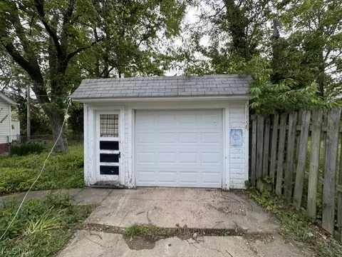 Exterior - 1379 E 219th St, Euclid, OH 44117 photo 2 of 3