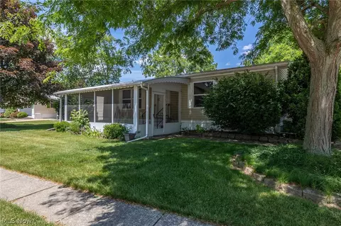 81 Periwinkle Dr, Olmsted Twp, OH 44138