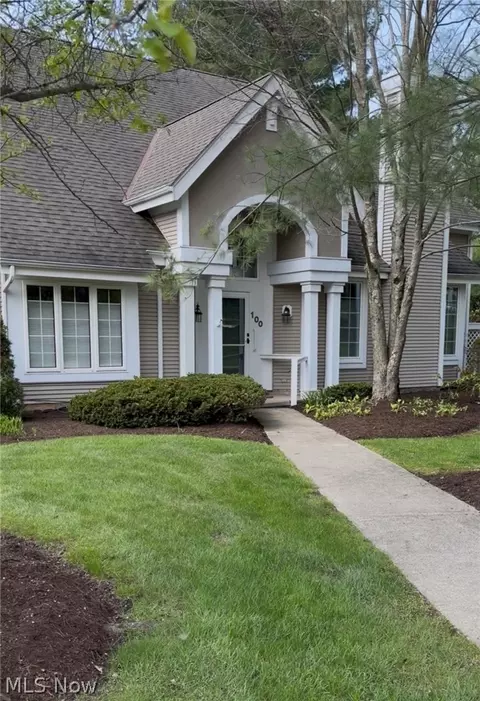 100 Clubside Ct, Chardon, OH 44024