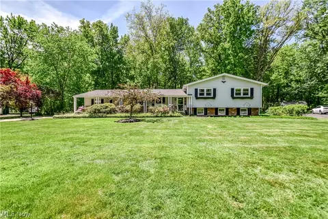 9412 Beaver Creek Dr, Mentor, OH 44060
