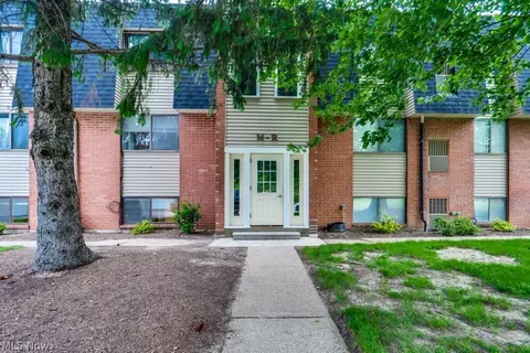 216 Moore Rd #4M, Avon Lake, OH 44012
