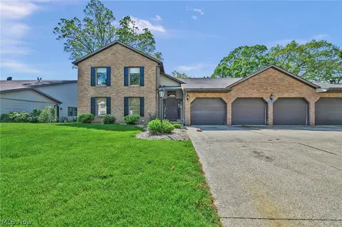 1819 Harbour Cir NW, Canton, OH 44708
