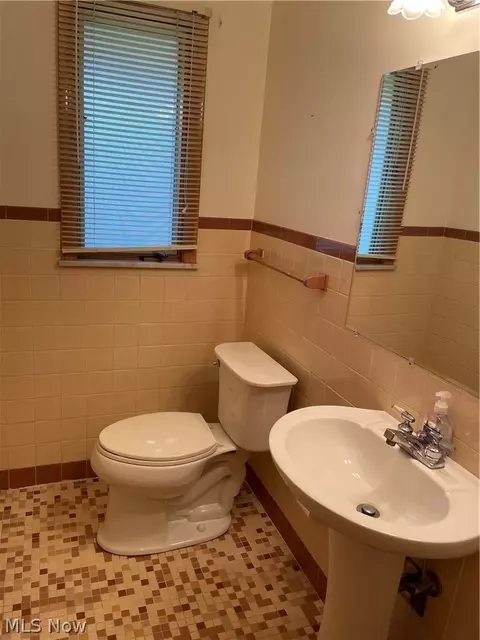 Bath - 729 E Parkhaven Dr, Seven Hills, OH 44131 photo 2 of 2