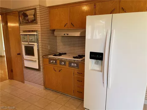 Kitchen - 729 E Parkhaven Dr, Seven Hills, OH 44131 photo 3 of 3